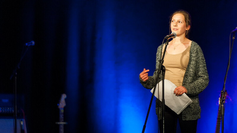 Mit zwei nachdenklichen Texten gewann Hannah Eickmeyer am vergangenen Samstag den ersten Poetry Slam "Freischnauze" in Straubing. (Foto: Susanne Raith)