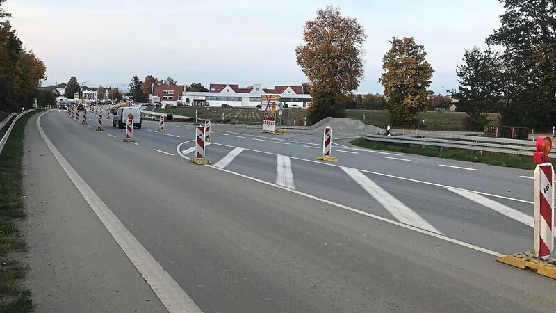 Die Auffahrt auf die B 8 in Richtung Regensburg ist derzeit komplett gesperrt.