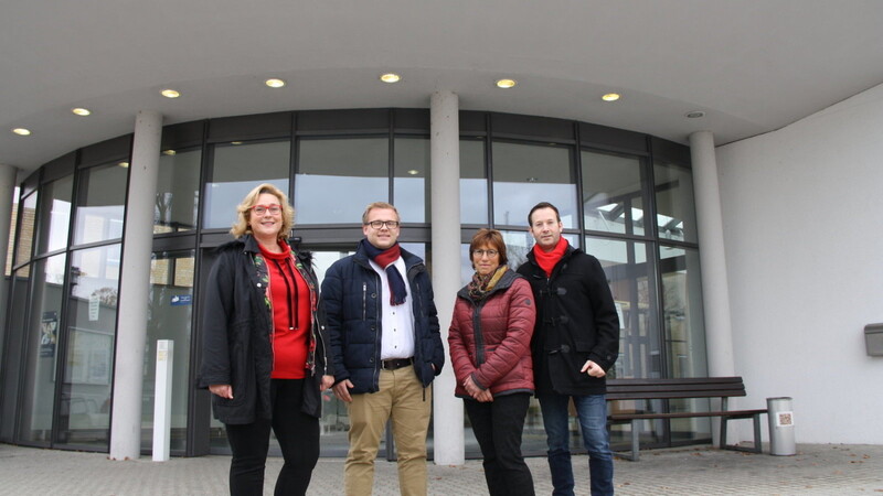 Sebastian Meier (Zweiter von links) ist Landratskandidat der SPD. Mit auf dem Bild Claudia Zimmermann (links) und Franz Kopp vom Kreisverband der SPD sowie Renate Hecht, SPD Roding.