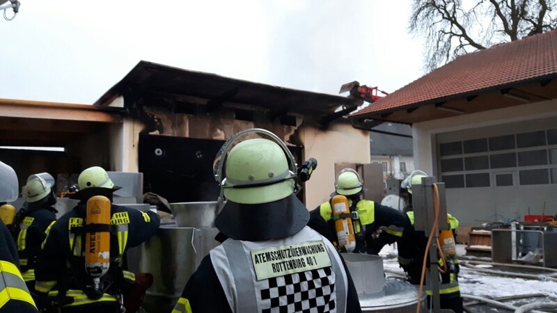 In Niederroning ist gegen 5.45 Uhr eine Maschinenhalle in Flammen aufgegangen.