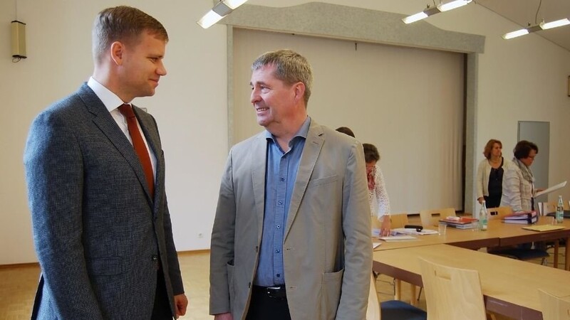Jochen Fischer, Geschäftsführer der Lebenshilfe Regen (re.), bedankte sich bei Bezirkstagspräsident Dr. Olaf Heinrich.