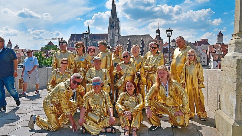Nach dem Dom-Besuch versammelte sich die goldene Gruppe auf der Steinernen Brücke.
