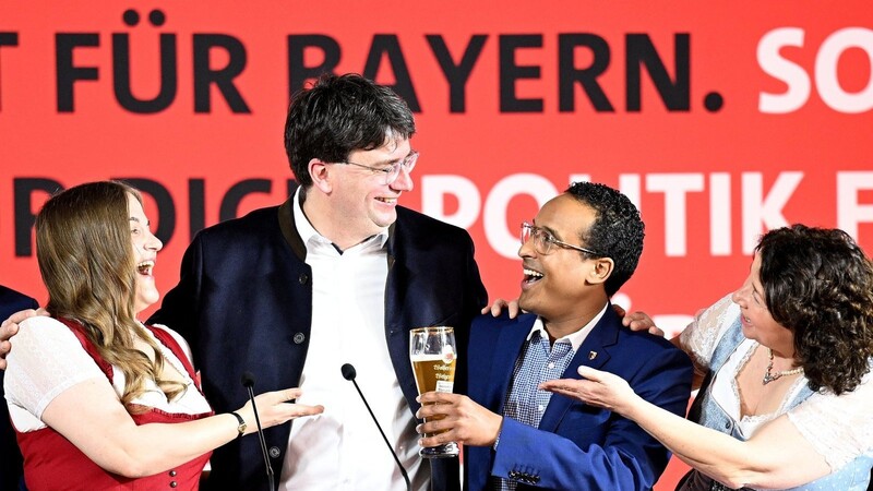 Co-Landeschefin Ronja Endres (l.), Generalsekretärin Ruth Müller und ihr Stellvertreter Nasser Ahmed (2.v.r.) wünschen sich Bayerns SPD-Vorsitzenden Florian von Brunn als den nächsten Ministerpräsidenten im Freistaat.