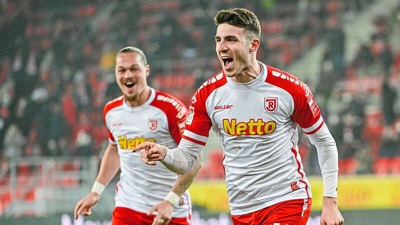 Zurück auf der Siegerstraße: Beim Erfolg der Regensburger gegen Dynamo Dresden ist Joker Kaan Caliskaner (r.) einer der Matchwinner.