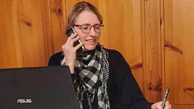 Elternbeiratsvorsitzende Steffi Kolbeck bei der telefonischen Nummernvergabe