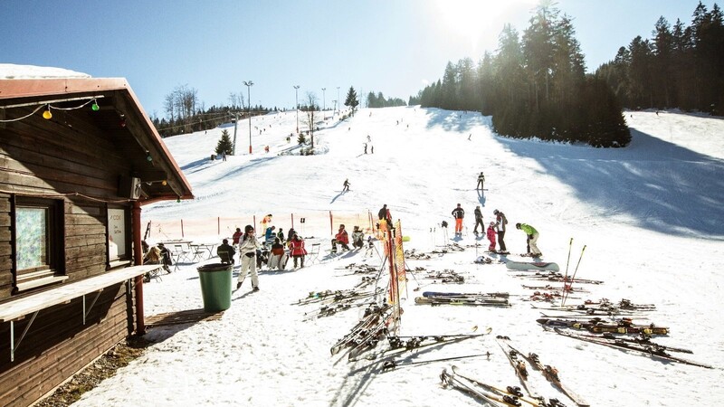 Soll die Skisaison wegen Corona komplett ausfallen? Dagegen bringen sich die Betreiber von Skigebieten wie dem am Geisskopf im Bayerischen Wald in Stellung.