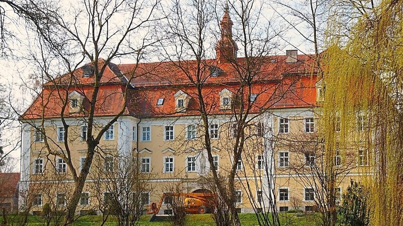 Das Priesterseminar im Schloss Zaitzkofen wurde als Ort des Corona-Ausbruchs ermittelt. Mindestens 30 Personen sollen sich mit dem Virus infiziert haben.