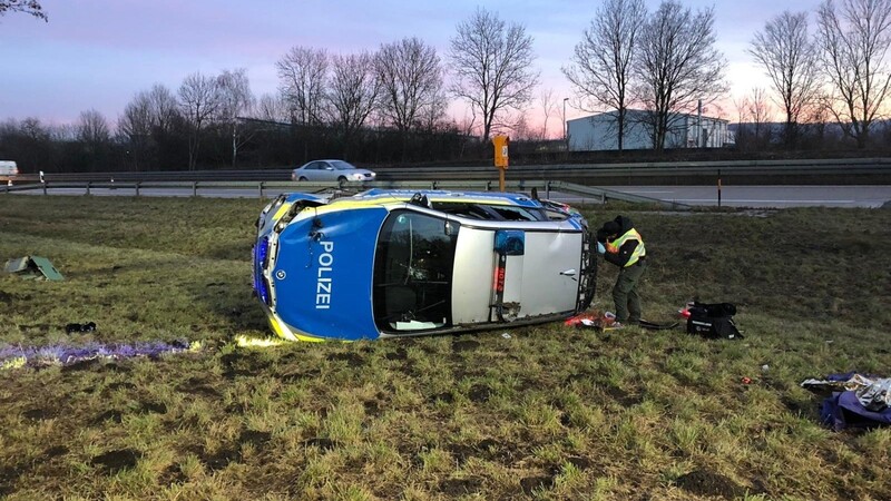 Auf der A92 bei Wörth an der Isar sind am Dienstag ein Polizeifahrzeug und ein Auto zusammengestoßen.