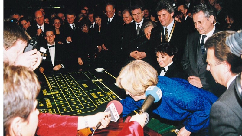 Der große Moment vor 20 Jahren: Sybille Faltlhauser, die Ehefrau von Finanzminister Kurt Faltlhauser, wirft die Goldene Kugel. Seither rollt die Kugel in der Staatlichen Spielbank Bad Kötzting.