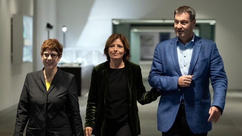 Die Parteichefs Annegret Kramp-Karrenbauer (l., CDU), Malu Dreyer (SPD) und Markus Söder (CSU) verkünden die Einigung im Streit um die Grundrente.