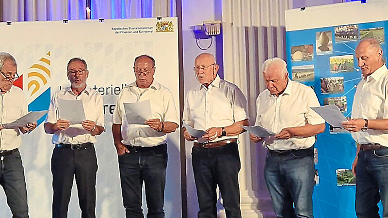 Die AH-Sänger aus Bogen haben bei der feierlichen Verleihung das von Chorleiter Herbert Schedlbauer komponierte Lied von der "langen Stang" vorgetragen.