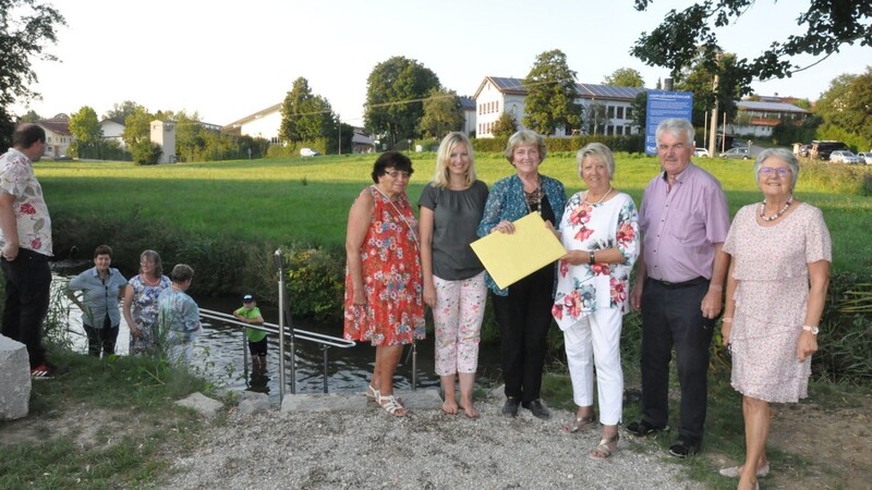 Die Präsidentin von Kneipp Worldwide Ingeborg Pongratz, zusammen mit Bürgermeisterin Maria Neudecker und der Vorstandschaft des Kneipp-Vereins Landshut.