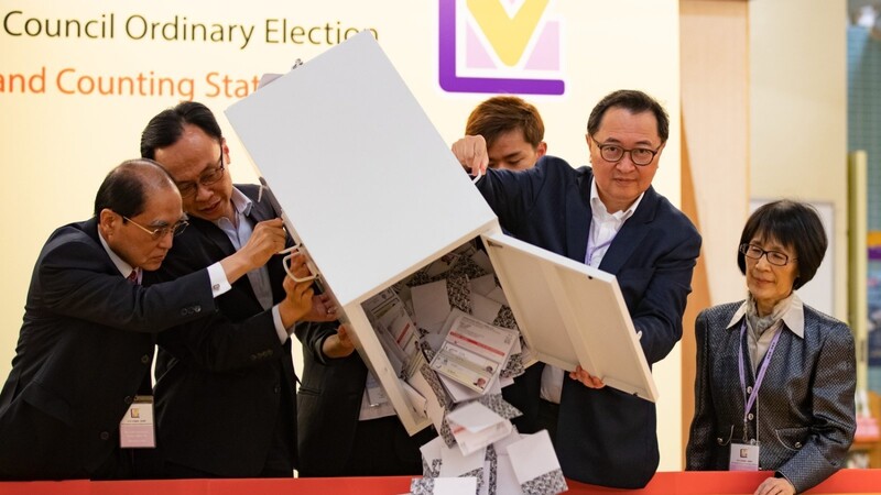 Mit einer deutlichen Mehrheit für die prodemokratischen Kräfte haben die Hongkonger bei den Regionalwahlen am Sonntag ein Zeichen gesetzt.