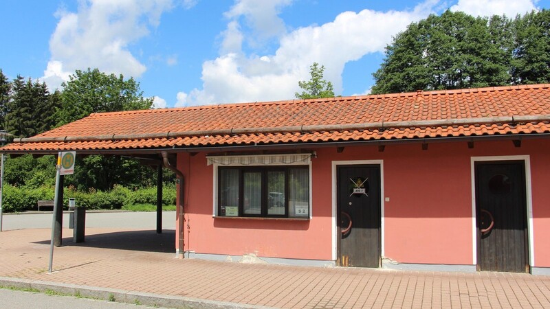Der Putz am Busbahnhofsgebäude in Teisnach ist ein Sanierungsfall, ebenso wie die Türen.