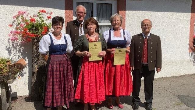 Urkunde und Abzeichen für 40-jährige Mitgliedschaft erhielten Hans Mühlbauer, Martha Mühlbauer und Heidi Sauer (von rechts).  Fotos: Olga Pritzl