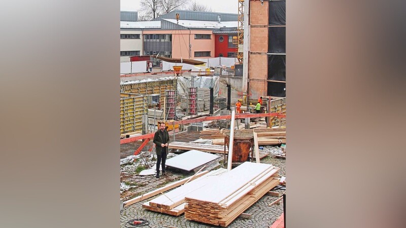 Bürgermeister Sebastian Stanglmaier inmitten der Baustelle, die ihn in den kommenden Jahren begleiten wird: der Teilneubau der Grundschule.