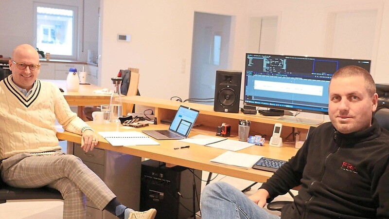 Thomas Ecker (links) und Florian Rödl, zuständig für die Technik, in einer Arbeitspause während der Aufnahme des Podcasts.