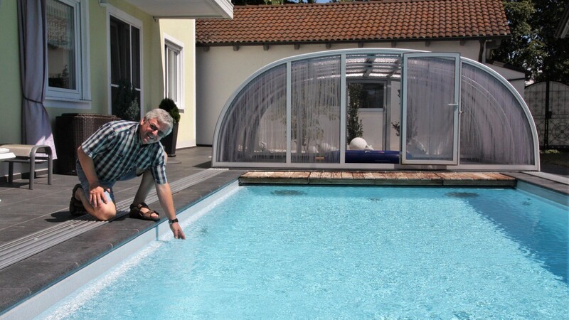 Franz Steinbauer aus Miltach verzeichnet heuer einen großen Ansturm auf Pools. Besonders beliebt sind kleine Becken. Hier prüft er die Temperatur seines privaten Pools, der zugleich Vorführmodell ist. Angenehme 28 Grad misst das Wasser.