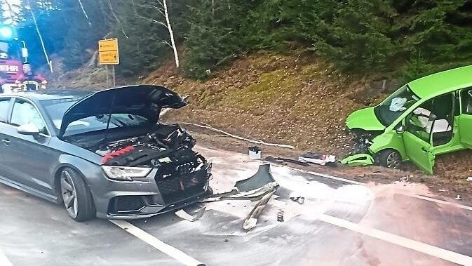 Der Fahrer des grünen Skoda wurde mit dem Hubschrauber in ein Klinikum geflogen. Die zwei Insassen des Audi wurden nur leicht verletzt.