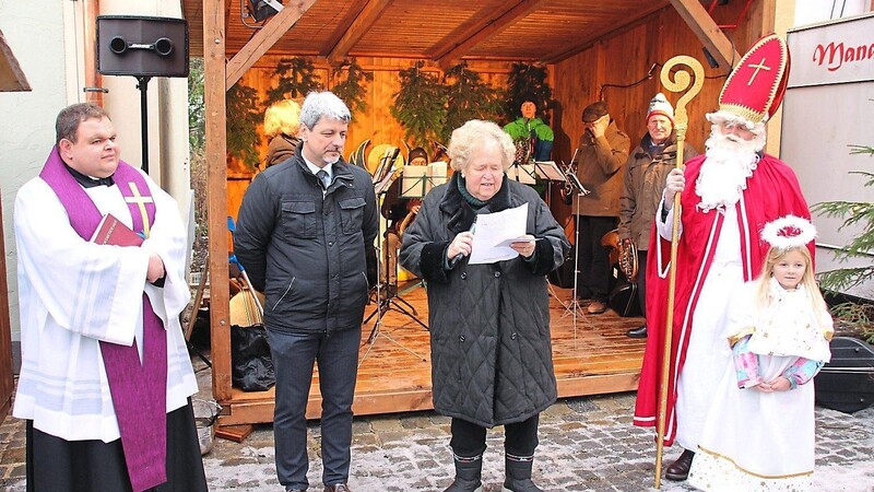 Kaplan Daniel Schmid, Bürgermeister Sandro Bauer und der Nikolaus mit Christa Vogel, die die Besucher zum Auftakt willkommen hieß.