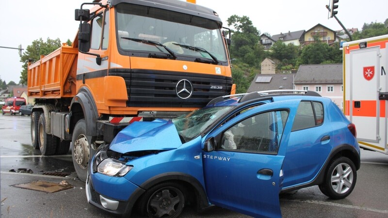 Der beladene Lastwagen rammte den Dacia an der Ampelkreuzung, als dessen Fahrerin abbog.