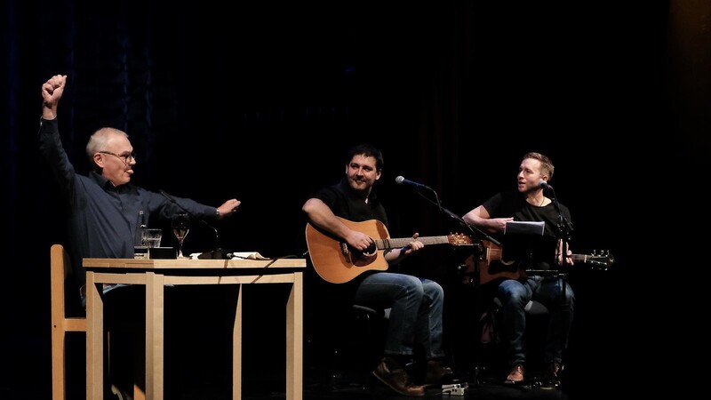 Wolfgang Engel und Matthias Klimmer verstärkt mit Florian Kopp knöpften sich im Theater am Hagen den Mann und seine Zeit vor, der sich "vom Schlagerfutzi zum Rocker entwickelt hat".
