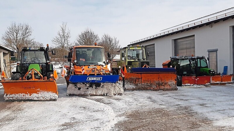 Wenn Schnee und Eis auf den Straßen liegt, rücken die Mitarbeiter des Bauhofs mit schwerem Gerät aus.