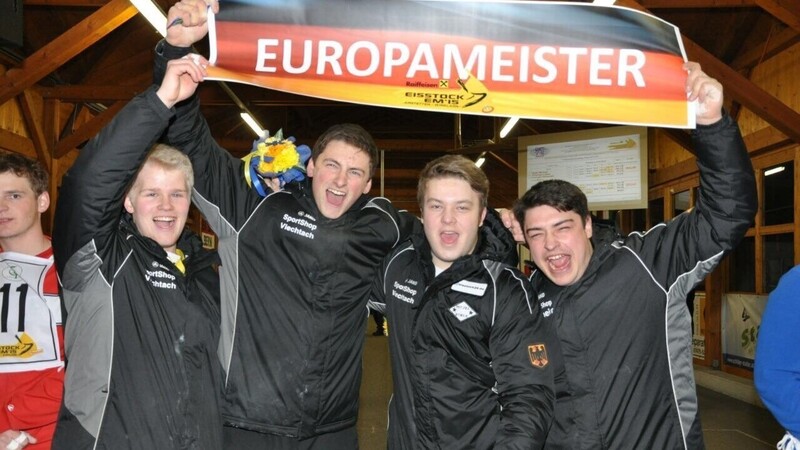 Mit der U19 zum Erfolg - Marco Loy feiert mit seinen Teamkollegen den Europameistertitel (von links): Alexander Anzinger (EC Ebing), Michael Späth (FC Altrandsberg), Marco Loy (ESC Neubäu) und Lukas Götzinger (Friedrichshaller SV).