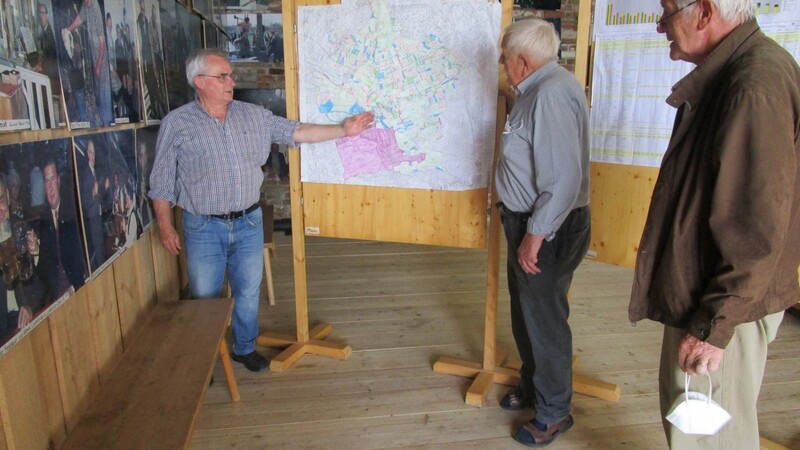Heimatforscher Hans Seidl erläuterte, hier mit dem Chronisten Ernst Gruß und Vorstandschaftsmitglied Helmut Stempfhuber, anhand von Flurkarten die Flurflächen einstiger Höfe.