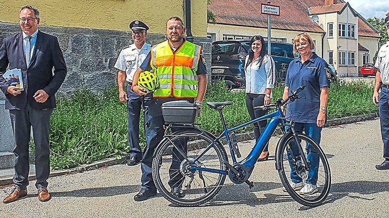 In Metten kann die Sicherheitswacht auch mit dem E-Bike zum Dienst fahren: (v. l.) Bürgermeister Andreas Moser, Werner Feilmeier, Markus Mühlbauer, Kristin Probst, Gabriele Jürgens und Reinhard Feilmeier.