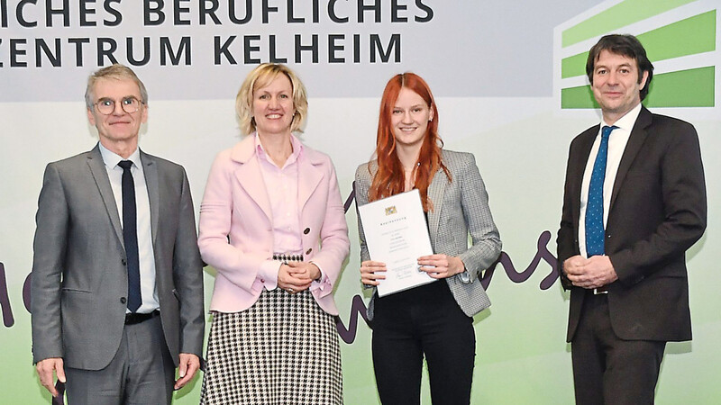 Schulleiter Johann Huber (links), MdL Petra Högl und stellvertretender Schulleiter Hubert Ramesberger freuen sich zusammen mit Julia Bast über die Verleihung des Staatspreises.