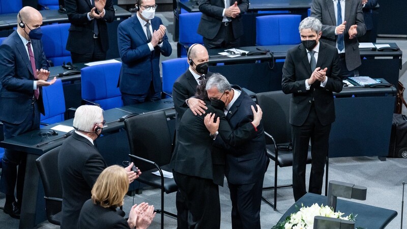 Mickey Levy (2. v. r.), Parlamentspräsident von Israel, umarmt nach seiner Rede zum Tag des Gedenkens an die Opfer des Nationalsozialismus im Deutschen Bundestag die Holocaust-Überlebende Inge Auerbacher.