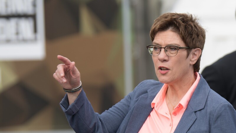 Annegret Kramp-Karrenbauer hat mit Äußerungen zum umstrittenen Ex-Verfassungsschutzchef Hans-Georg Maaßen Kritik auf sich gezogen.