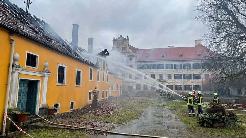 Am Freitagmittag brannte es auf dem Schloss-Areal Oberköllnbach bei Postau.