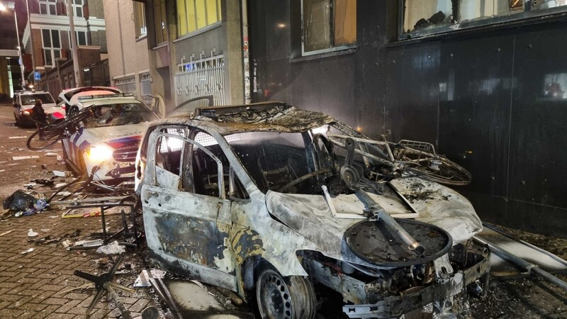 Ausgebrannte Autos, darunter auch Polizeiautos, stehen auf der Straße Coolsingel in Rotterdam. Nach den heftigen Ausschreitungen dort haben Randalierer in verschiedenen Städten der Niederlande, aber auch in Belgien, für Unruhen gesorgt.