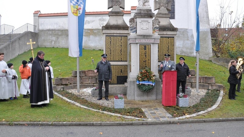 Die Ansprache von KSK-Vorsitzendem Siegmund Huber am Kriegerdenkmal.