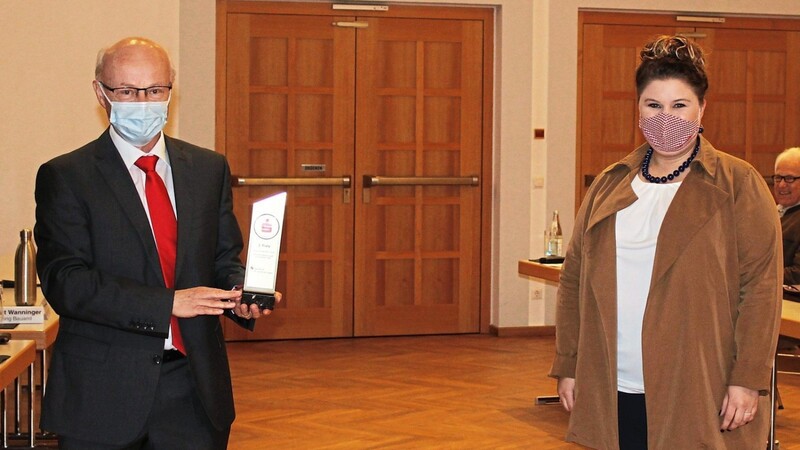Franz Wittmann, Vorstandsvorsitzender der Sparkasse im Landkreis Cham, überreichte einen Pokal an Bürgermeisterin Alexandra Riedl für die kinderreichste Stadt im Landkreis.
