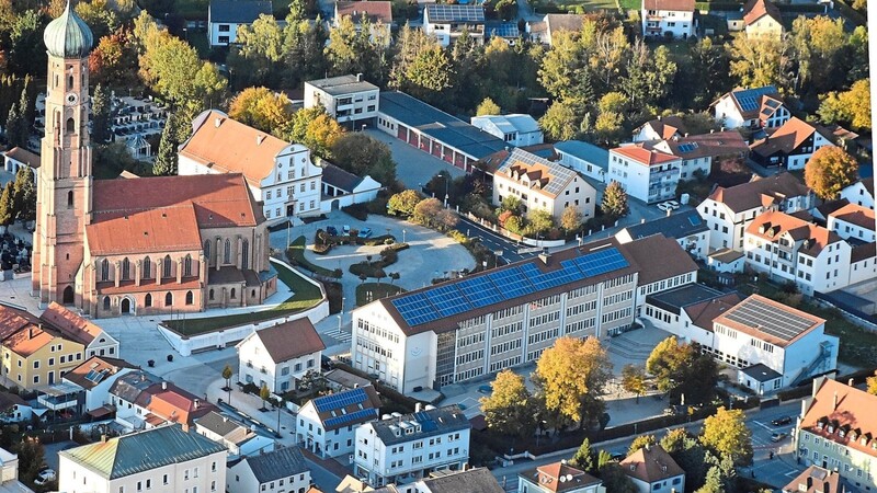 Auch im Stadtzentrum von Vilsbiburg hat die Zahl der PV-Anlagen auf den Dächern deutlich zugenommen.