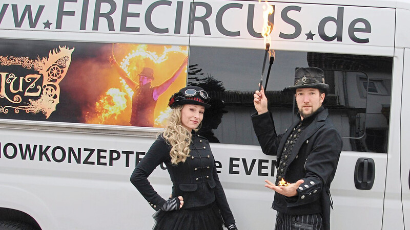 Einmal wieder ins Bühnenoutfit schlüpfen - und wenn es auch nur fürs Foto ist: Janina und Robin Leitner alias "La Luz- Fire Circus" hoffen auf ein baldiges Ende des Lockdowns auch für Künstler.