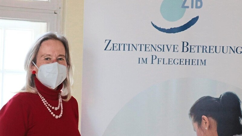 Heidemarie Horenburg, Vorsitzende des Hospizvereins Zwiesel-Regen, vor einem Banner zur "Zeitintensiven Betreuung" ZIB.