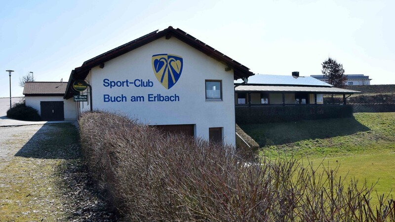 Am Standort des alten Sportheims wird das neue Haus der Vereine gebaut. Nur das Umkleidegebäude im Bildvordergrund bleibt stehen.