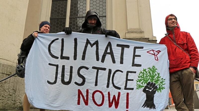 Klimaaktivisten bei einer Demo auf dem Neupfarrplatz.