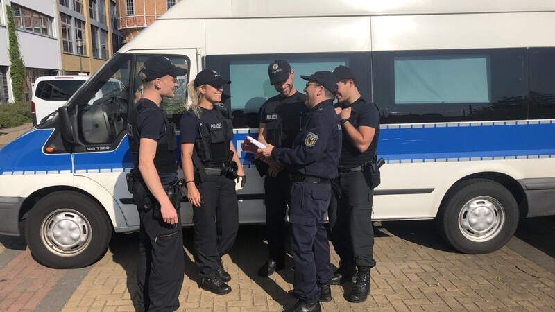 Der Besuch des Deggendorfer Bundespolizeiseelsorgers Pater Gabriel beim Einsatz in Berlin kam bei den Polizisten gut an.