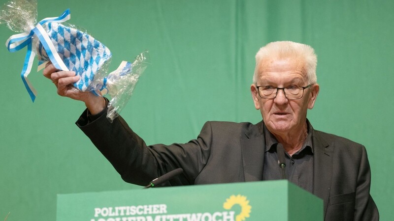Winfried Kretschmann (Bündnis 90/Die Grünen), Ministerpräsident von Baden-Württemberg, zeigt beim politischen Aschermittwoch der baden-württembergischen Grünen in der Stadthalle einen Waschlappen.
