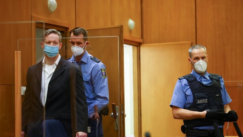 Der Hauptangeklagte im Prozess um den Mord am Kasseler Regierungspräsidenten Lübcke, Stephan Ernst (l.), kommt in den Gerichtssaal. er wurde zu lebenslanger Haft verurteilt.