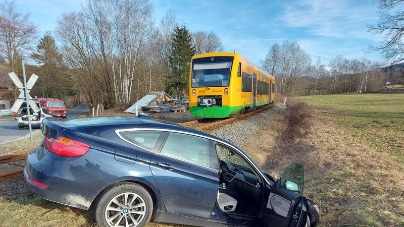 Am Mittwoch kam es zu einer Kollision eines Autos mit einem Zugwaggon der Oberpfalzbahn am unbeschrankten Bahnübergang bei Kummersdorf/Großmühle.