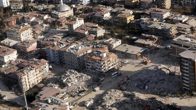 Besonders stark betroffen von den Erdbeben ist die Provinz Hatay. Die Verwandten der Celiks, die dort und in Adana leben, haben Unterschlupf bei Hasan Celiks Oma gefunden. Ihre Häuser sind komplett zerstört.