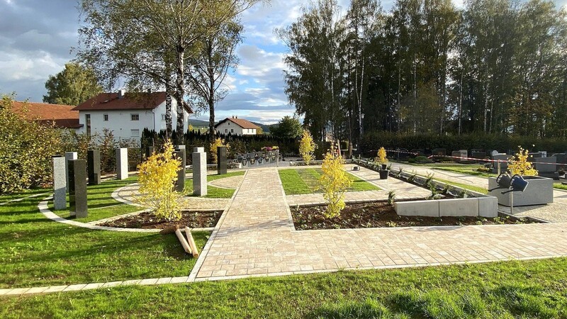 Zweifelsfrei gelungen ist die neue Urnengrabanlage auf dem östlichen Teil des Friedhofes Weiding. Die Gräber können ab sofort erworben werden. Der Gemeinderat setzte vorläufige Gebühren fest.