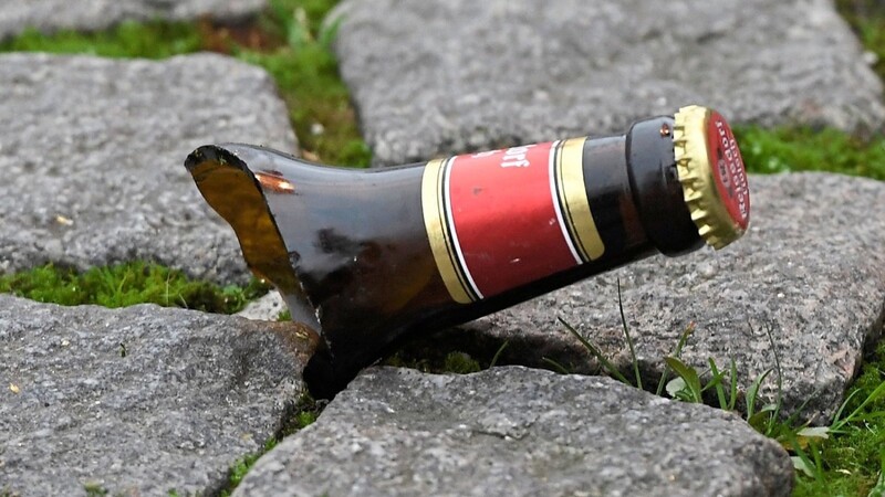 Mit dem abgebrochenen Flaschenhalsstummel einer Bierflasche hat ein 52-jähriger Rumäne in einer Arbeiterunterkunft in Altdorf einem 32-Jährigen Schnittwunden an Hals und Unterarm zugefügt. (Symbolfoto)