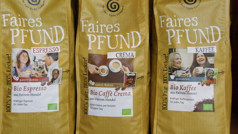 Mit dem Kauf fair gehandelter Lebensmittel kann jeder den fairen Handel unterstützen. Im Weltladen am Ludwigsplatz 48 ist das komplette Sortiment fair gehandelt. Klassiker unter den Lebensmitteln ist der Kaffee wie beispielsweise "Faires Pfund", der zudem Bioqualität hat.